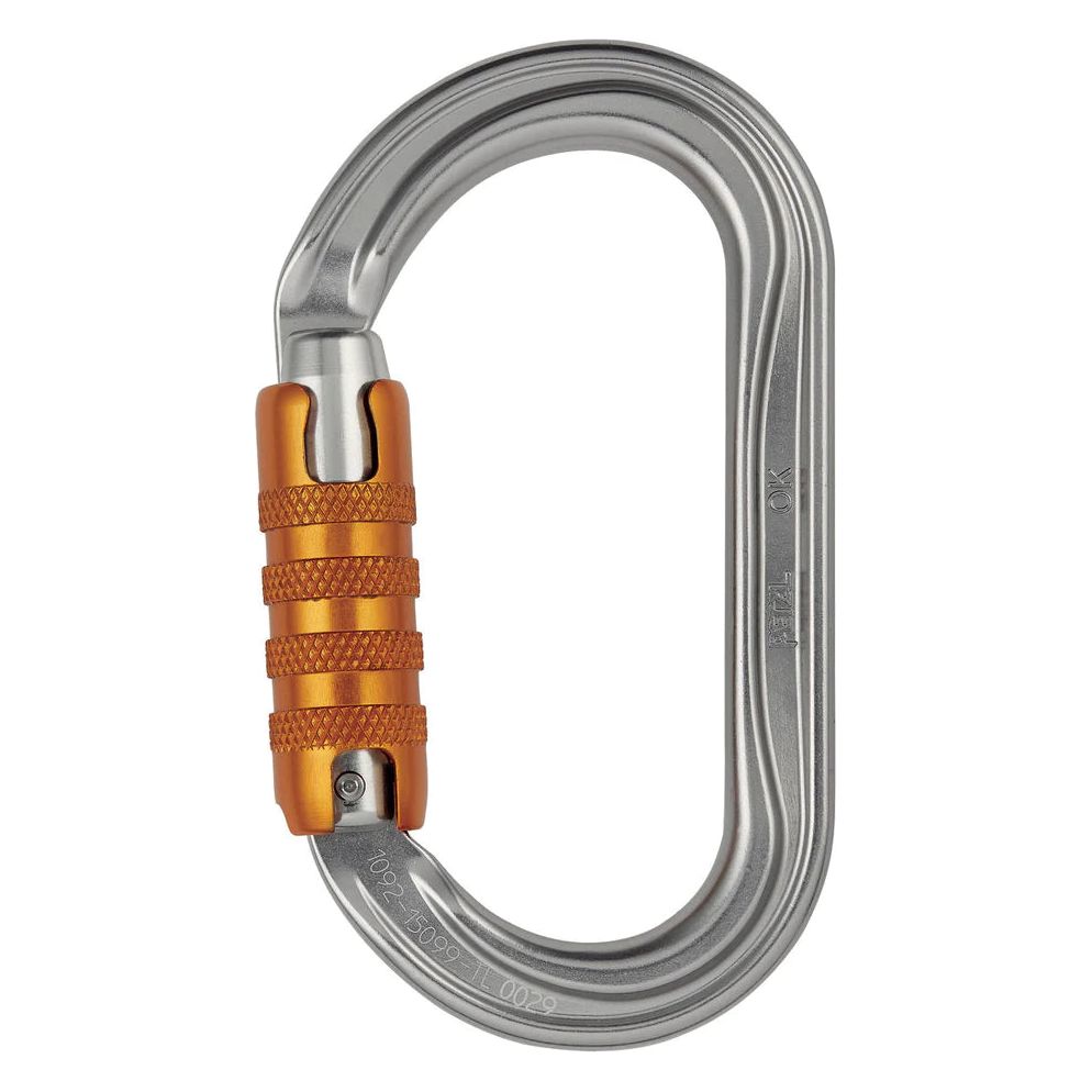 DETAILS
Symmetrical oval shape allows optimal loading of devices with a wide cross-section, such as pulleys, rope clamps and mobile fall arresters
Aluminum carabiner whose light weight reduces the weight of equipment the worker at height needs to carry
May be used with a CAPTIV positioning bar to favor loading of the carabiner along the major axis, to keep it integrated with the device, and to limit the risk of it flipping
Easier handling:
- fluid interior design limits the risk of having a catch point and